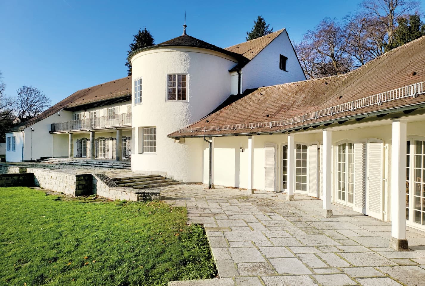 XXIV - Hauptansicht der denkmalgeschützten Luxusvilla